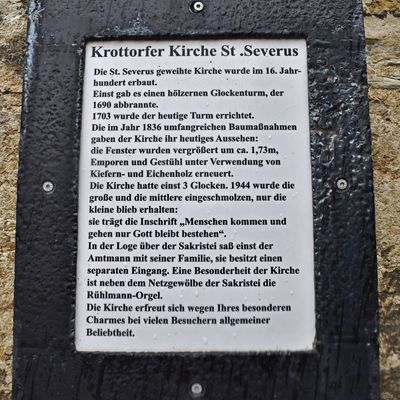 Auf dieser Tafel an der Sdseite der Krottorfer Kirche Sankt Severus ist die Geschichte des Gotteshauses zusammengefasst.