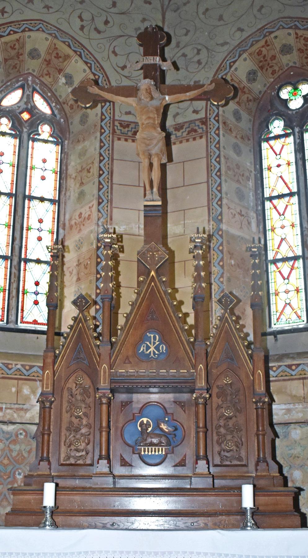 Hoch oben auf dem Altar der Krottorfer Kirche Sankt Severus ist der gekreuzigten Jesus zu sehen.