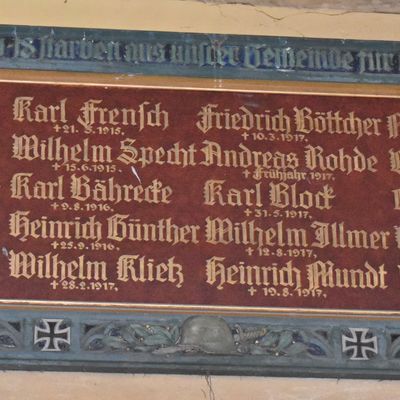 Diese Tafel in der Kirche Sankt Severus erinnert an die Krottorfer Toten des 1. Weltkriegs. 