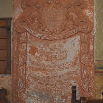 Der Grabstein der 1743 verstorbenen Krottorfer Adligen Maria Katharina Heningsen ist an der Nordwand der Kirche Sankt Severus eingelassen.