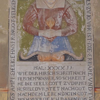 Ein sehr bunt gestalteter Grabstein aus dem Jahr 1619 befindet sich an der Sdwand der Krottorfer Kirche Sankt Severus.
