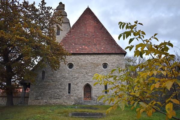 Die westliche Seite der 1914 eingeweihten evangelischen Kirche Neuwegersleben.