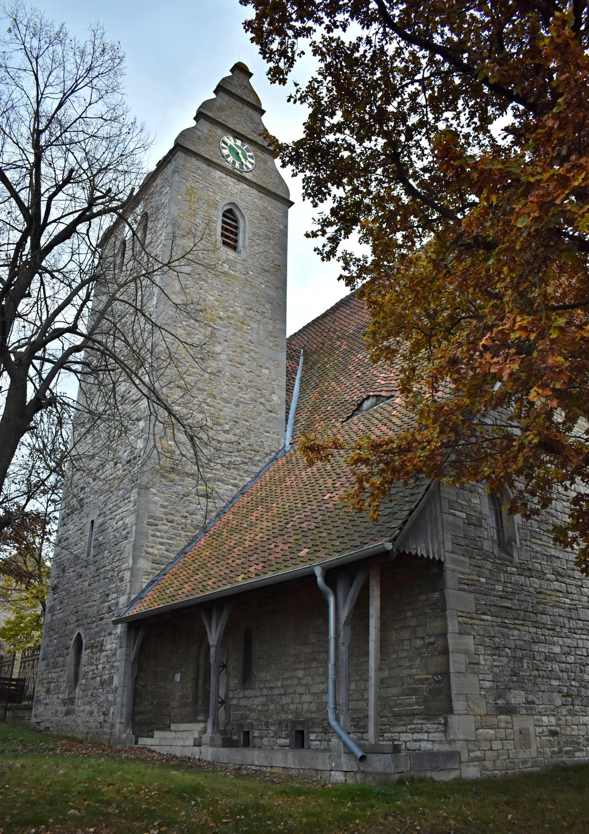 Die nördliche Seite der Neuwegersleber Kirche wird vom Turm bestimmt, in dem zwei Glocken hängen.