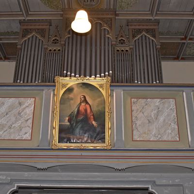 Blick auf die West-Empore der Neuwegersleber Kirche, auf der vor allem die von Ernst Röver aus Hausneindorf gebaute Orgel steht und an der sich ein Jesus-Gemälde befindet.
