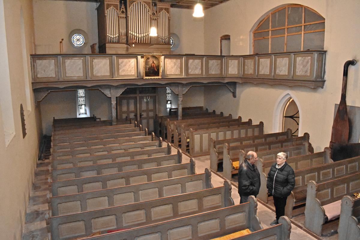 Blick von der Kanzel des Neuwegersleber Gotteshauses in den Kirchenraum, wo sich Hobby-Chronist Albert Busse und Gudrun Welborn von der Kirchengemeinde unterhalten.