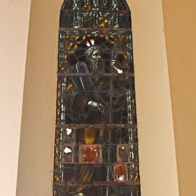 Das Moses-Fenster der Neuwegersleber Kirche.