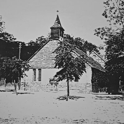 Ein Bild der ersten evangelischen Kirche in Neuwegersleben, die 1861 aus einem eigentlich für andere Zwecke vorgesehenen Gebäuderohbau gegenüber vom Postplatz errichtet, aber schon knapp 50 Jahre später baupolizeilich gesperrt worden ist.