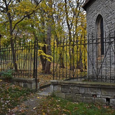 Auf der Ostseite der evangelischen Kirche geht es durch ein Tor in den Neuwegersleber Park.