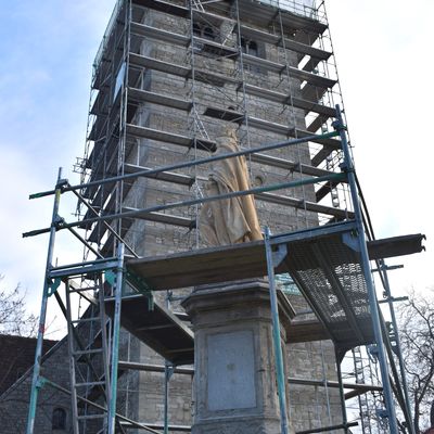 Wie die Gröninger »Germania« ist auch die benachbarte Martinikirche für Sanierungsarbeiten gerüstet.