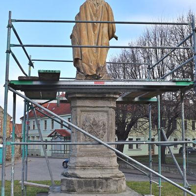 Die Grninger Germania von hinten gesehen. Sie blickt in Richtung Sden, wo unter anderem das Kulturhaus und das neue Rathaus stehen.