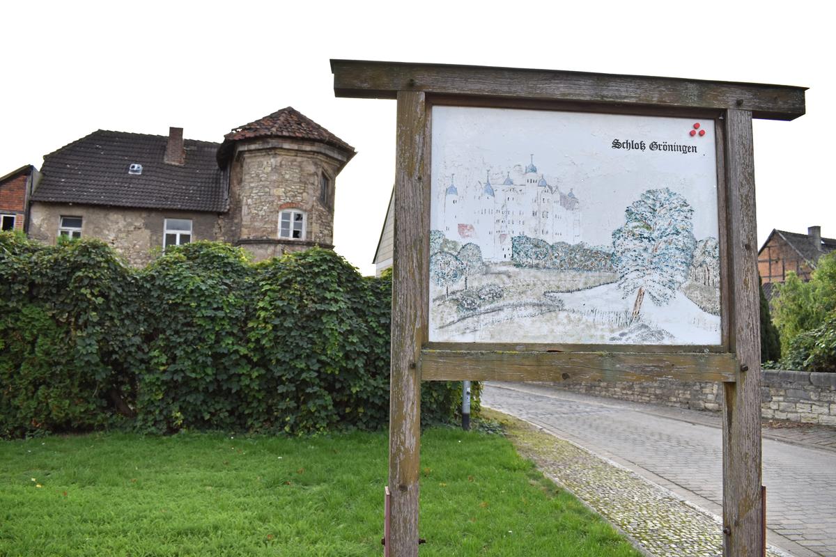 Gleich neben der Gröninger »Germania« weißt diese etwas verwitterte Tafel darauf hin, dass hier einst das Schloss der Bodestadt gestanden hat.