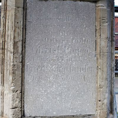 Der stliche Teil des Sockels der Grninger Germania trgt die Inschrift Es starben den Heldentot fr Knig und Vaterland in den Feldzgen gegen sterreich 1866, dem zwei Namen nebst Sterbedatum folgen.