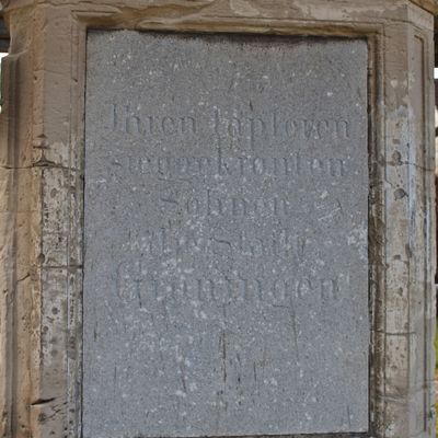 »Ihren tapferen sieggekrönten Söhnen der Stadt Gröningen« ist auf der Nordseite des Sockels der Gröninger »Germania« zu lesen und soll wohl an den deutsch-dänischen Kriegs 1864 erinnern.