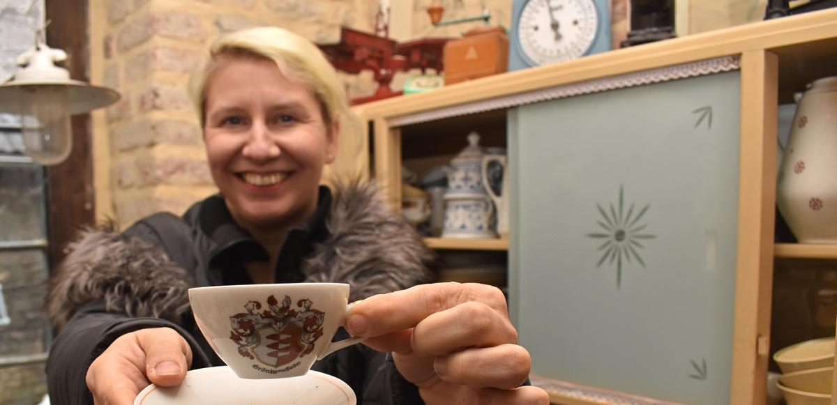 Museumsleiterin Christina Friedrich freut sich, dass zum Bestand des Gröninger Museums auch ein mit Motiven der Bodestadt verziertes Kaffeeservice gehört.