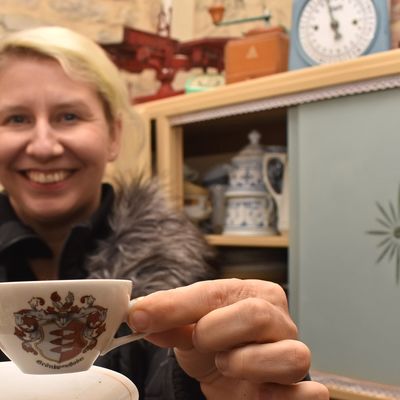 Museumsleiterin Christina Friedrich freut sich, dass zum Bestand des Gr&ouml;ninger Museums auch ein mit Motiven der Bodestadt verziertes Kaffeeservice geh&ouml;rt.