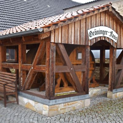 Auf dem Außengelände des Gröninger Museums wird eine Nachbildung des »Gröninger Fasses« präsentiert. Das Original, das einst zum Gröninger Schloss gehörte, befindet sich jetzt im Jagdschloss Spiegelsberge.