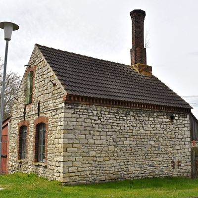 Die Nordseite der in der zweiten H&auml;lfe des 19. Jahrhunderts errichteten Neuwegersleber &raquo;Schinkelschmiede&laquo; mit ihrem markanten achteckigen Schornstein.