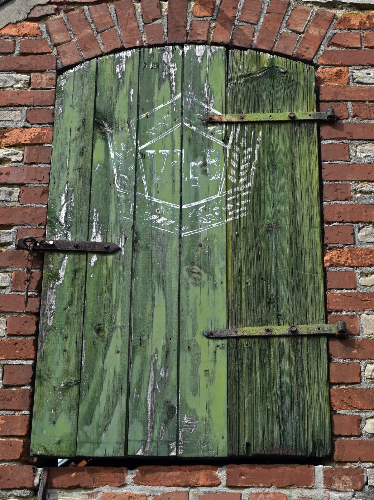 Diese Aufschrift auf der Tür zum Dachbereich der Neuwegersleber »Schinkelschmiede« erinnert daran, dass das historische Bauwerk zu DDR-Zeiten unter anderem von der VdgB (Vereinigung der gegenseitigen Bauerhilfe) genutzt worden ist.