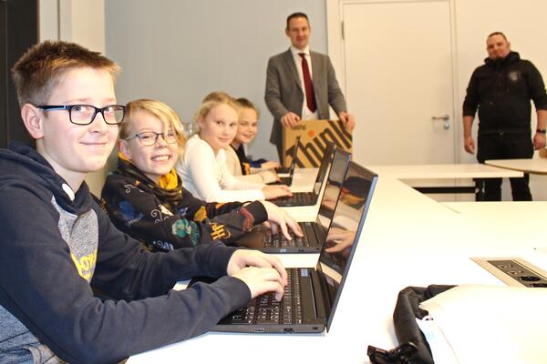 Die Grundschule Gröningen nimmt die neuen Laptops in Empfang