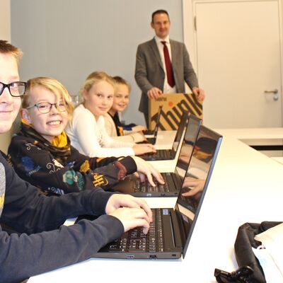 Die Grundschule Gröningen nimmt die neuen Laptops in Empfang