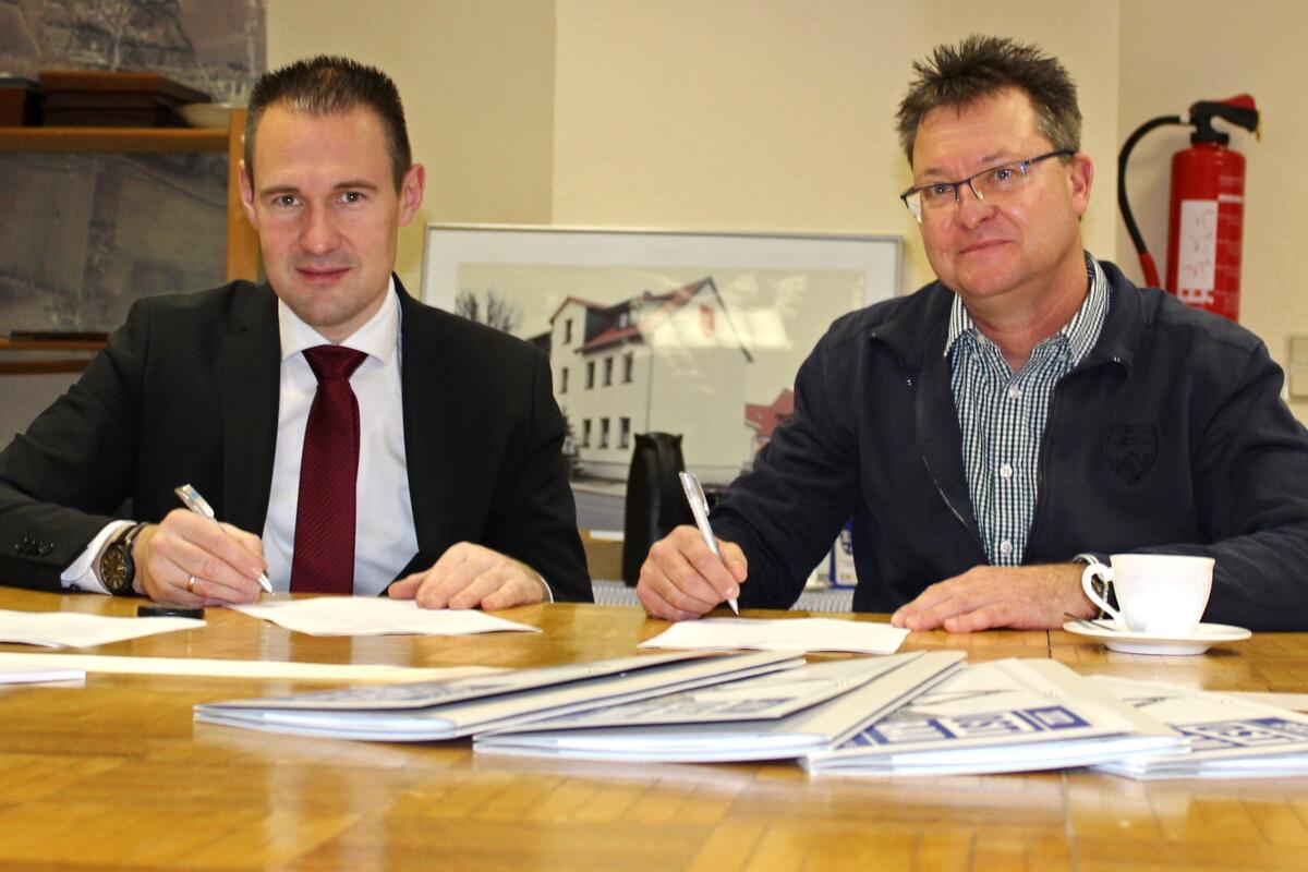 Verbandsgemeindebürgermeister Fabian Stankewitz und Burkhard Poeschel unterzeichnen die VOB-Abnahmeprotokolle