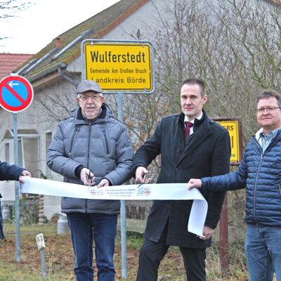 Netzübergabe in Wulferstedt mit dem Bauausschussvorsitzenden Dietmar Hobohm, Bürgermeister Klaus Graßhoff, Verbandsgemeindebürgermeister Fabian Stankewitz und Burkhard Poeschel