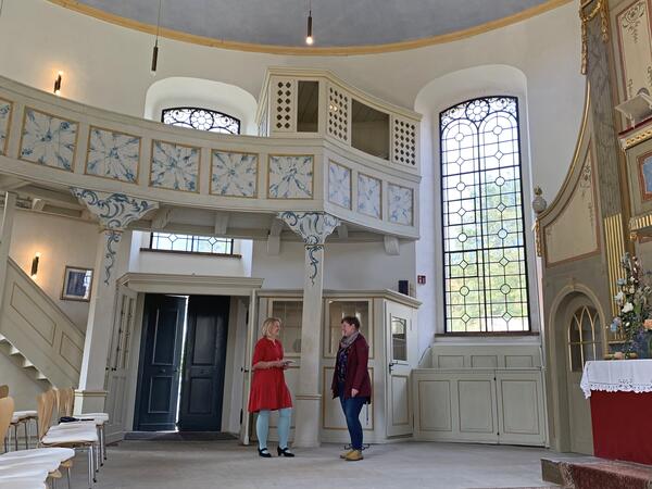 Nadine Schauer als Standesbeamtin der Verbandsgemeinde Westliche Börde stimmt die Details mit Nadine Raschke für die zukünftigen Trauungen in der Oktogonkirche in Üplingen ab.