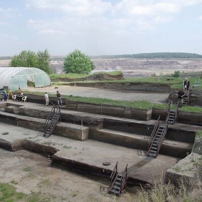 Die Fundstelle Schöningen 13 II mit den 4 Verlandungsfolgen (J. Serangeli).