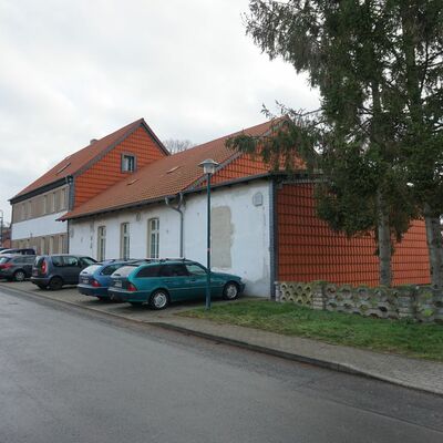 Ansicht der Stellpltze direkt am Gebude mit Saal - neuer Pchter gesucht
