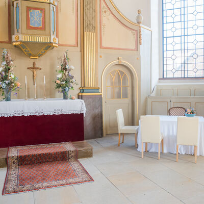 Altar und Trauecke - Oktogonkirche Üplingen