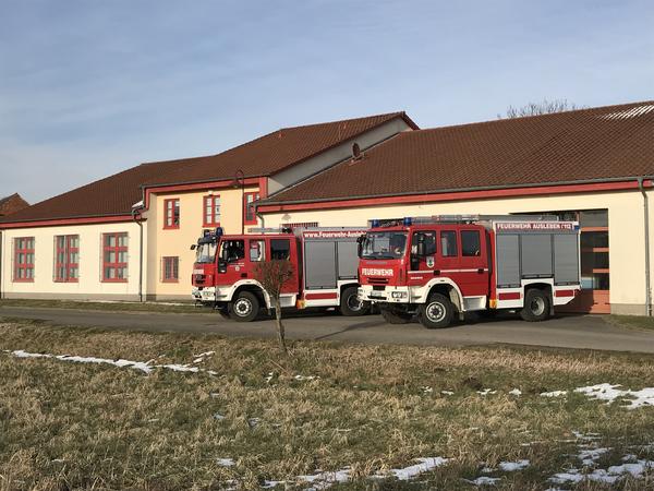 FF Ausleben Feuerwehrhaus mit Löschfahrzeugen