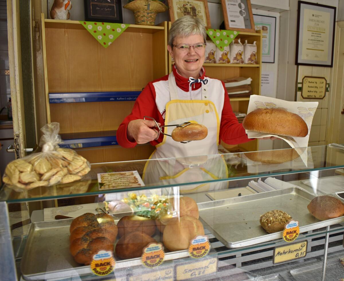 Bäckereichefin Jutta Lemgau mit den beiden nach wie vor gefragtesten Backwaren: Lemgau-Brötchen und Mischbrot.