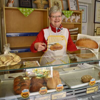 B&auml;ckereichefin Jutta Lemgau mit den beiden nach wie vor gefragtesten Backwaren: Lemgau-Br&ouml;tchen und Mischbrot.