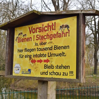 Auf dem Gelände des Oschersleber Tiergeheges befinden sich auch einige Bienenvölker, über die auf dieser und weiteren Tafeln informiert wird.