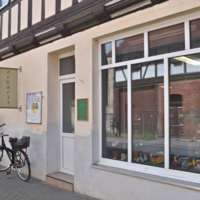 Offiziell hei&szlig;t der Krottorfer Dorfladen inzwischen &raquo;Nahkauf&laquo;, wird aber von den Dorfbewohnern nach wie vor liebevoll &raquo;Unser Konsum&laquo; genannt.