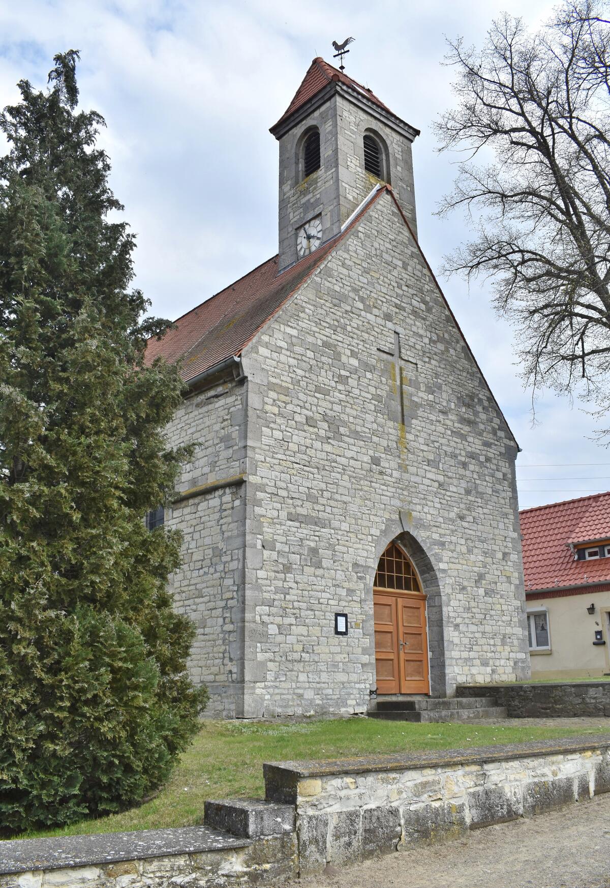 Am Westgiebel der Dalldorfer Kirche befindet sich nicht nur der Eingang, sondern ist auch ein Turm aufgesetzt.