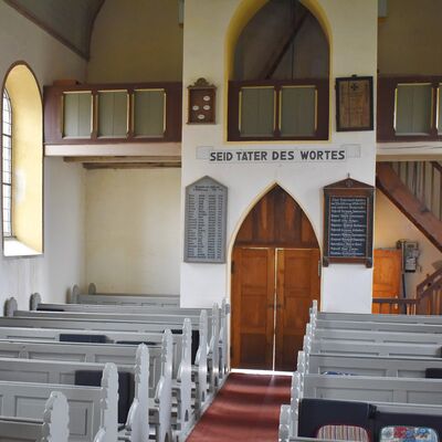 Blick vom Altar in die Dalldorfer Kirche.