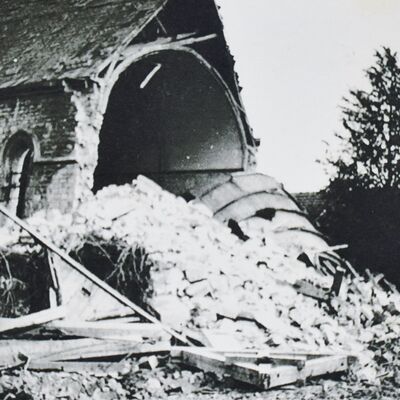 Dieses historische Foto zeigt, was von der Dalldorfer Kirche nach dem Bombenangriff im zweiten Weltkrieg briggeblieben war.