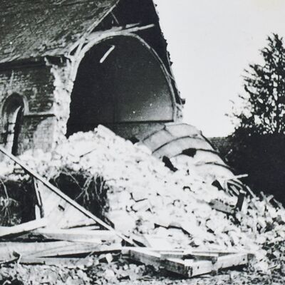 Dieses historische Foto zeigt, was von der Dalldorfer Kirche nach dem Bombenangriff im zweiten Weltkrieg übriggeblieben war.