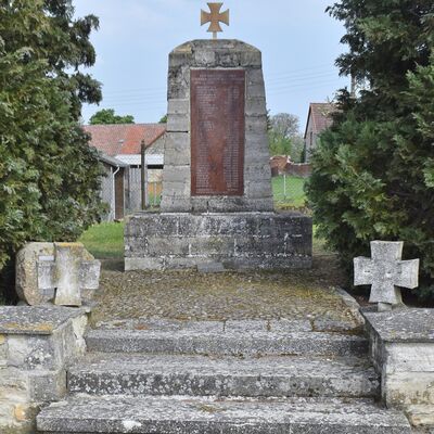 Das Denkmal neben der Dalldorfer Kirche ehrt die Dalldorfer Toten des ersten und zweiten Weltkrieges.