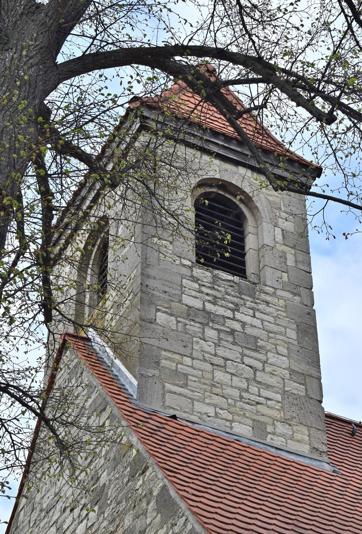 In dem aufgesetzten Turm der Dalldorfer Kirche befinden sich vor allem Glocke und Uhrwerk.