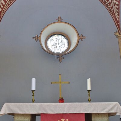 Der Altar der Dalldorfer Kirche befindet sich an der Ostseite und ist mit einem farbig verglasten runden Fenster sowie mit einem farbig gestalteten Gewlbe geschmckt.