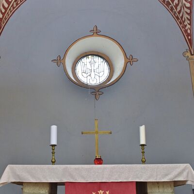 Der Altar der Dalldorfer Kirche befindet sich an der Ostseite und ist mit einem farbig verglasten runden Fenster sowie mit einem farbig gestalteten Gewölbe geschmückt.