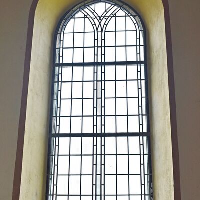 Eines von sechs Kirchenschiff-Fenstern, die 2018 erneuert worden sind.