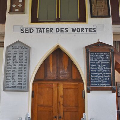 Blick auf den Aus- beziehungsweise Eingang an der Westseite der Dalldorfer Kirche.