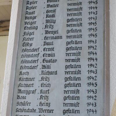 Auf dieser Tafel stehen in der Dalldorfer Kirche die Namen der Dorfbewohner, die im zweiten Weltkrieg gefallen oder seither vermisst sind.