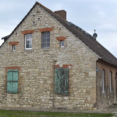 Das war einst die Dalldorfer Schule, in der von Zerstrung bis Wiederaufbau der Dalldorfer Kirche die Glocke zum Unterricht gerufen und die in dieser Zeit auch als Kirchenersatz gedient hat. Heute ist es ein privates Wohnhaus.