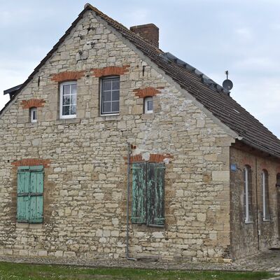 Das war einst die Dalldorfer Schule, in der von Zerstörung bis Wiederaufbau der Dalldorfer Kirche die Glocke zum Unterricht gerufen und die in dieser Zeit auch als Kirchenersatz gedient hat. Heute ist es ein privates Wohnhaus.