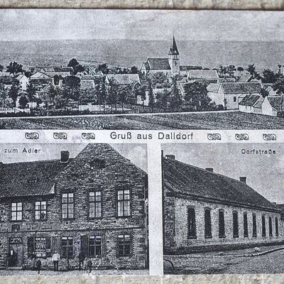 Auf dieser historischen Postkarte ist die alte Dalldorfer Kirche vor ihrer Zerstrung zu sehen.
