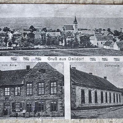 Auf dieser historischen Postkarte ist die alte Dalldorfer Kirche vor ihrer Zerstörung zu sehen.